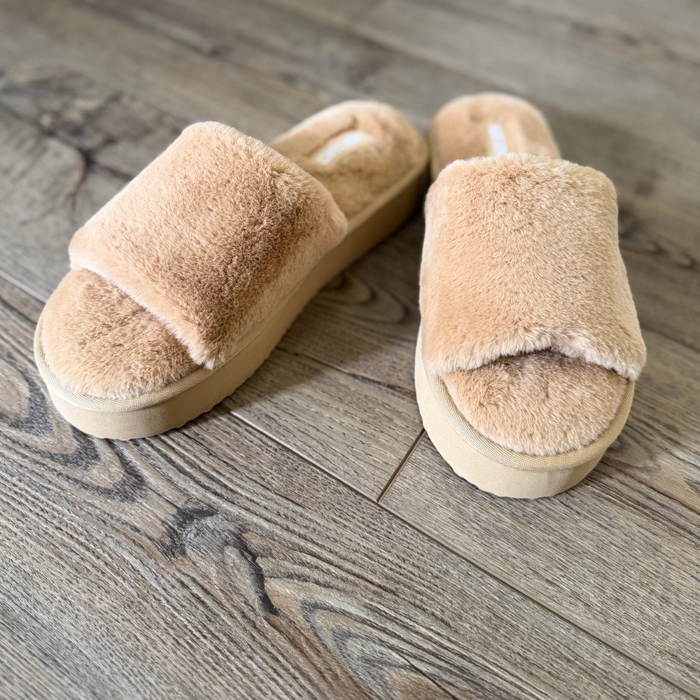 NEW NEVER WORN MUK LUKS Kirstey Slide in Irish Cream
